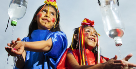 Deux fillettes jouant avec de l'eau en Bolivie !