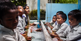 Des enfants jouent avec de l'eau en Inde. 
